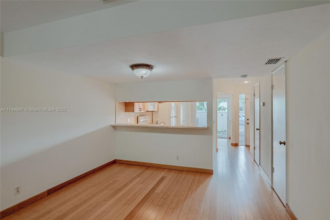 Vendido Recientemente: $284,900 (3 camas, 2 baños, 1159 Pies cuadrados)