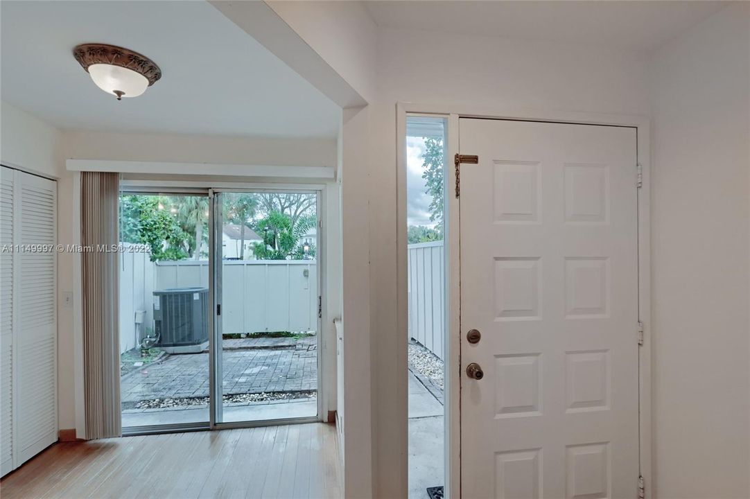 Vendido Recientemente: $284,900 (3 camas, 2 baños, 1159 Pies cuadrados)