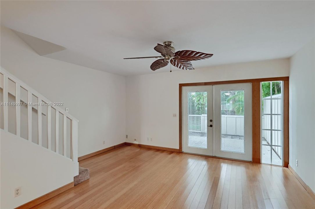 Vendido Recientemente: $284,900 (3 camas, 2 baños, 1159 Pies cuadrados)