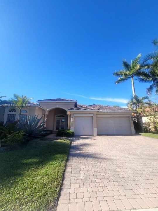 Recently Sold: $1,050,000 (5 beds, 3 baths, 3002 Square Feet)