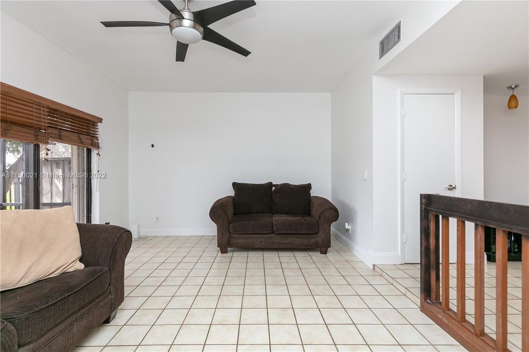 Recently Sold: $315,000 (2 beds, 2 baths, 1276 Square Feet)