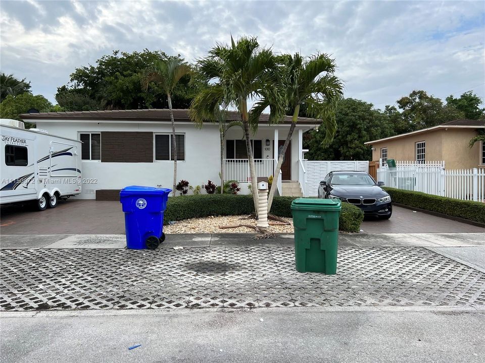 Недавно продано: $520,000 (4 спален, 2 ванн, 1290 Квадратных фут)