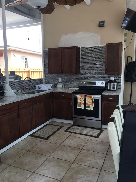 Недавно продано: $520,000 (4 спален, 2 ванн, 1290 Квадратных фут)