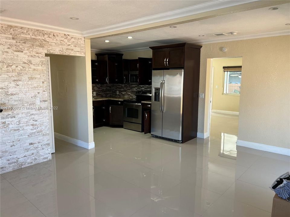 Недавно продано: $520,000 (4 спален, 2 ванн, 1290 Квадратных фут)