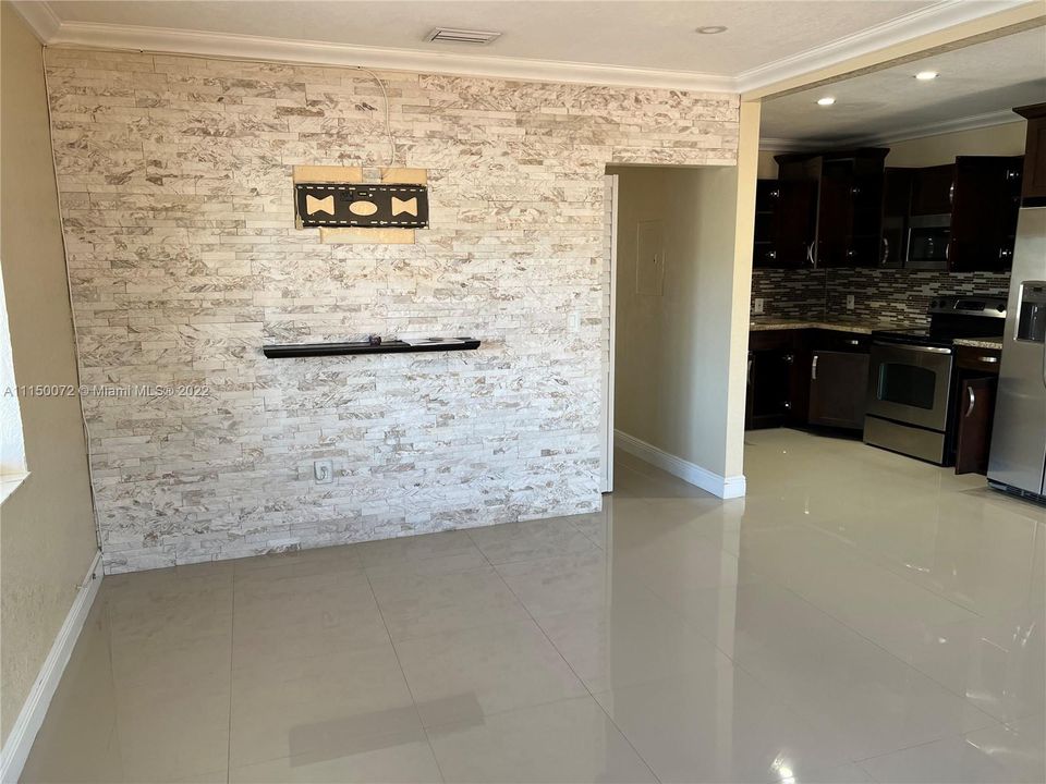 Недавно продано: $520,000 (4 спален, 2 ванн, 1290 Квадратных фут)