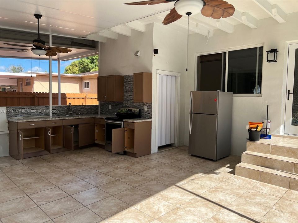 Недавно продано: $520,000 (4 спален, 2 ванн, 1290 Квадратных фут)