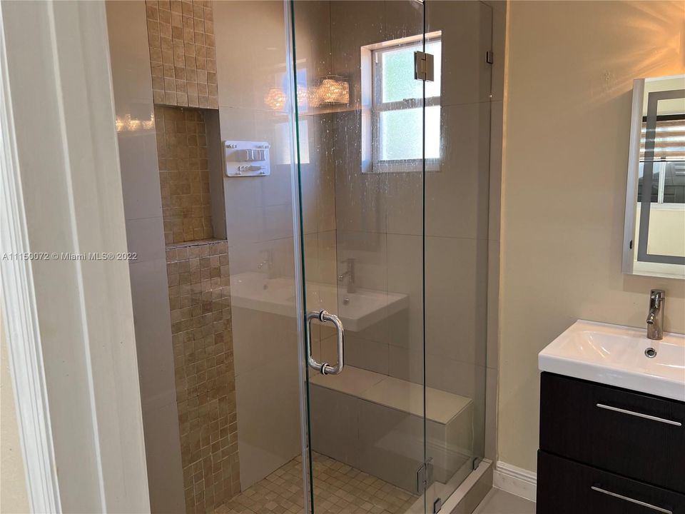 Недавно продано: $520,000 (4 спален, 2 ванн, 1290 Квадратных фут)