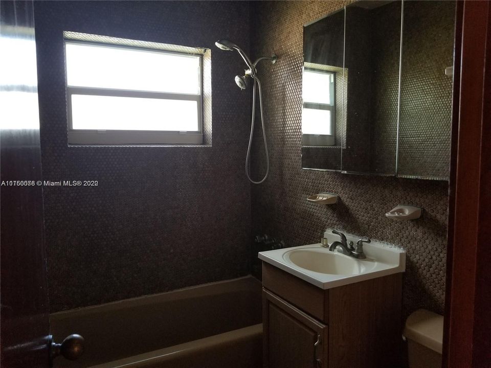 最近售出: $899,000 (3 贝兹, 2 浴室, 1559 平方英尺)