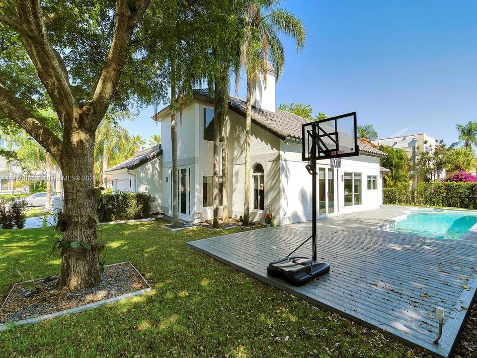 Recently Sold: $1,700,000 (4 beds, 3 baths, 2538 Square Feet)