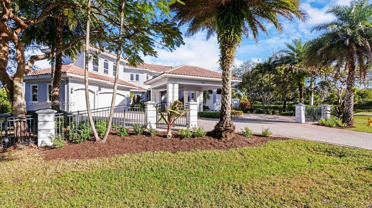 Vendido Recientemente: $1,685,000 (5 camas, 4 baños, 5193 Pies cuadrados)