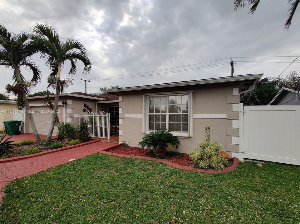 Recently Sold: $500,000 (3 beds, 2 baths, 1562 Square Feet)