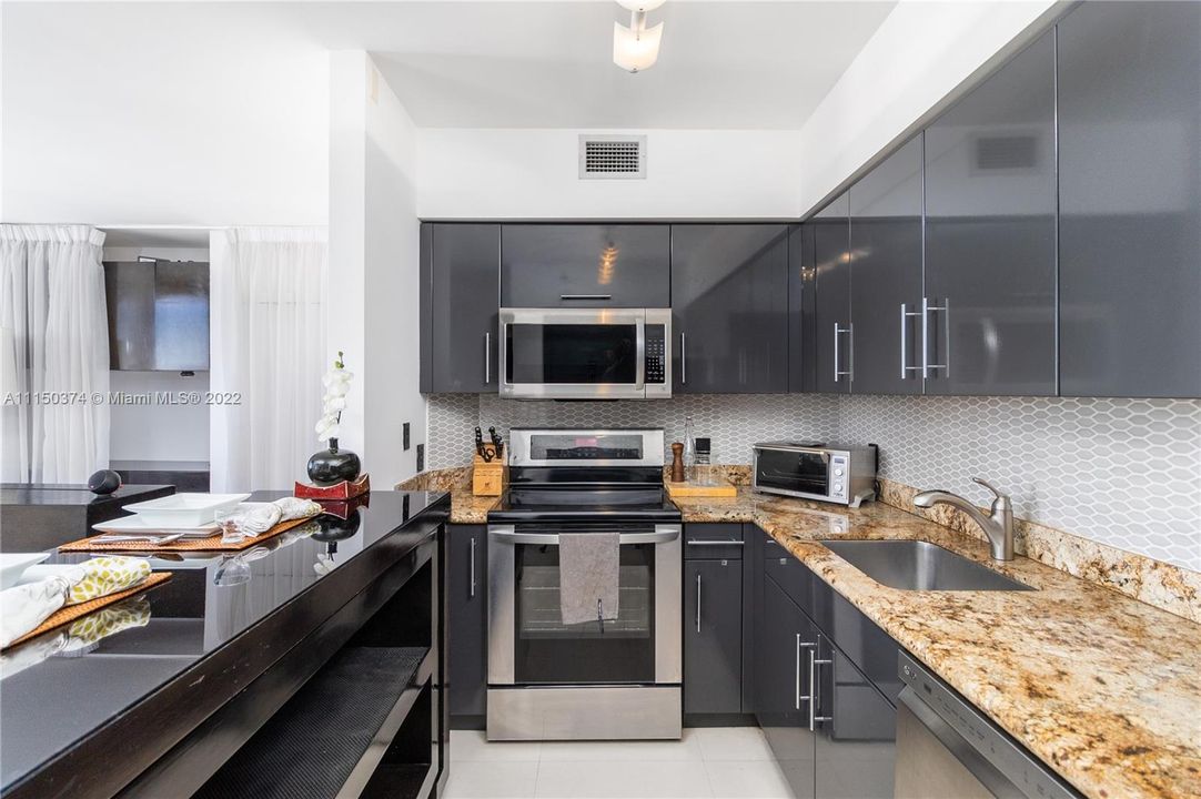Recently Sold: $489,000 (1 beds, 1 baths, 806 Square Feet)
