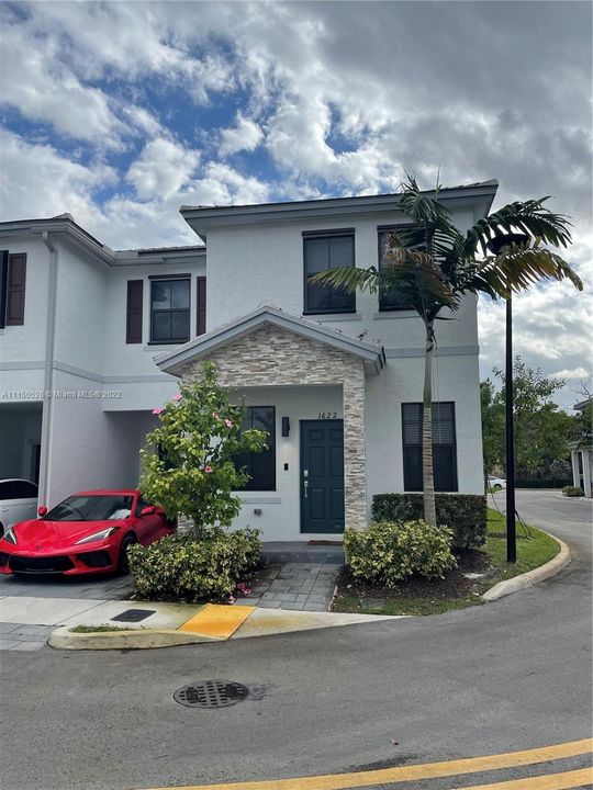 Recently Sold: $440,000 (3 beds, 2 baths, 1377 Square Feet)