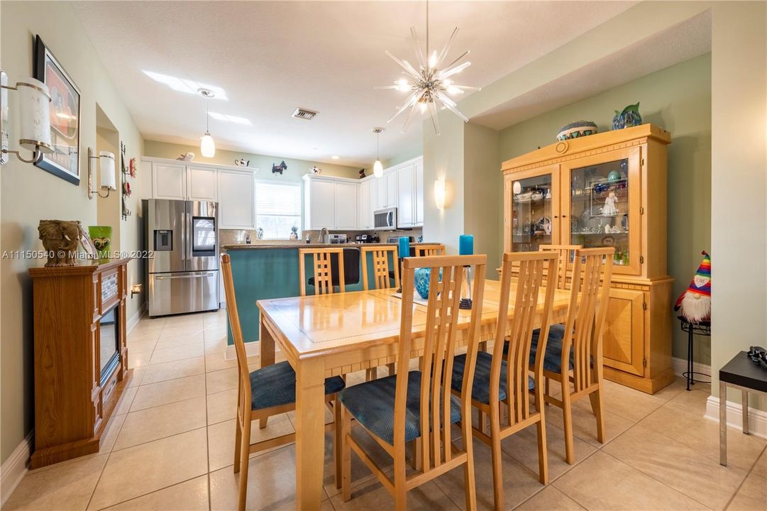 Недавно продано: $649,950 (4 спален, 4 ванн, 2430 Квадратных фут)