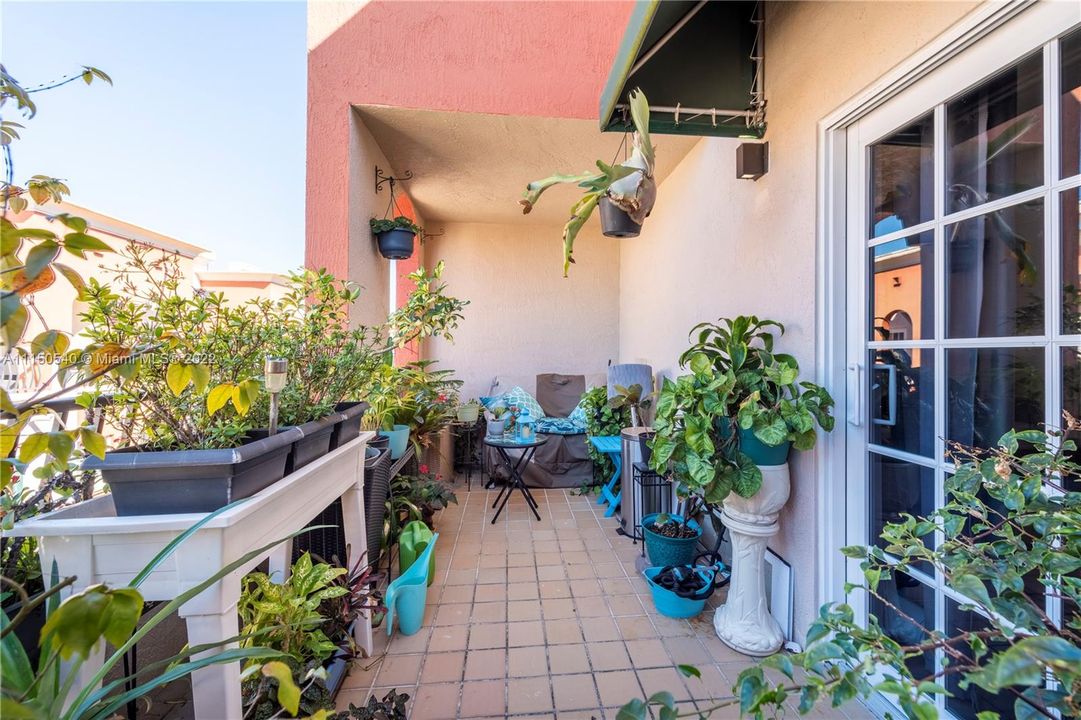 Top floor terrace with retractable awning #2
