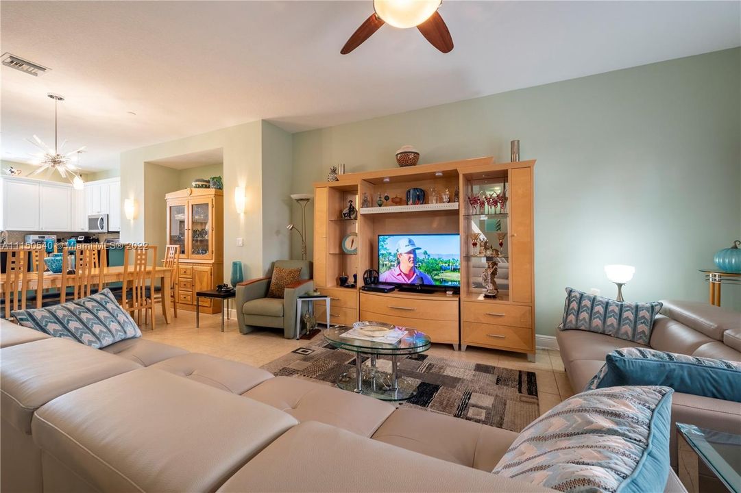 Недавно продано: $649,950 (4 спален, 4 ванн, 2430 Квадратных фут)