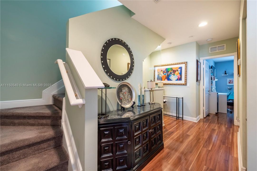 Недавно продано: $649,950 (4 спален, 4 ванн, 2430 Квадратных фут)