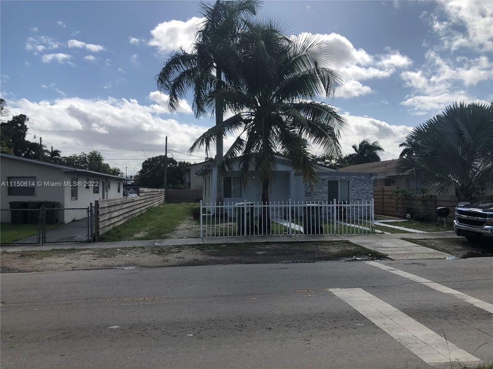 Recently Sold: $390,000 (3 beds, 2 baths, 1454 Square Feet)