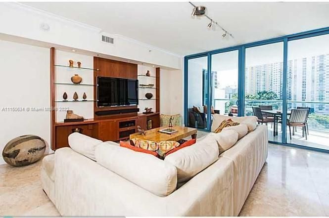 Recently Sold: $995,000 (2 beds, 3 baths, 2129 Square Feet)
