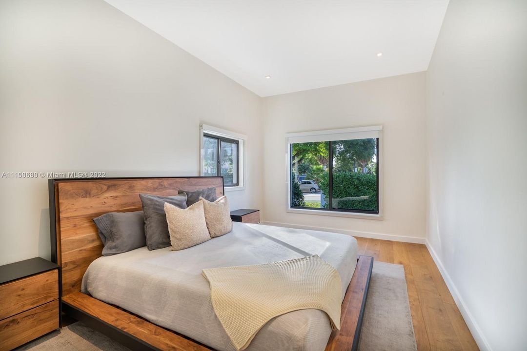 Recently Sold: $2,995,000 (4 beds, 3 baths, 2400 Square Feet)