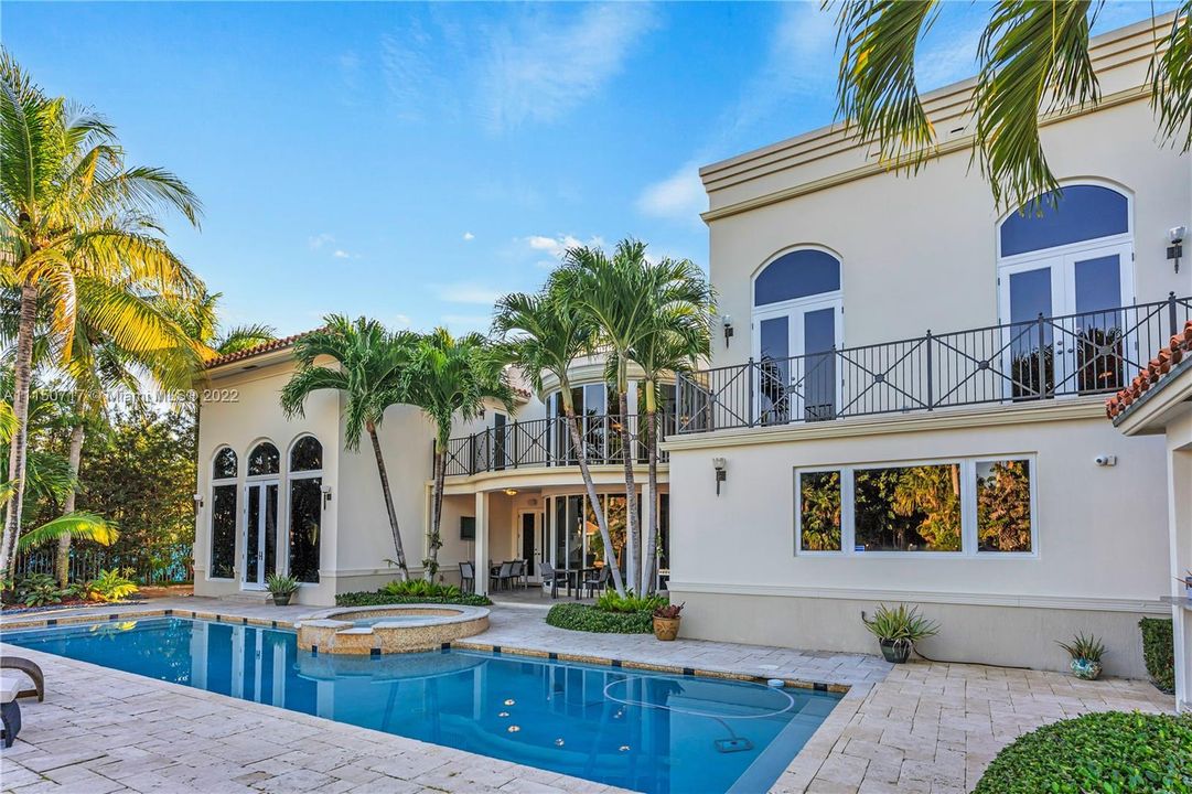 Recently Sold: $5,600,000 (6 beds, 5 baths, 6254 Square Feet)