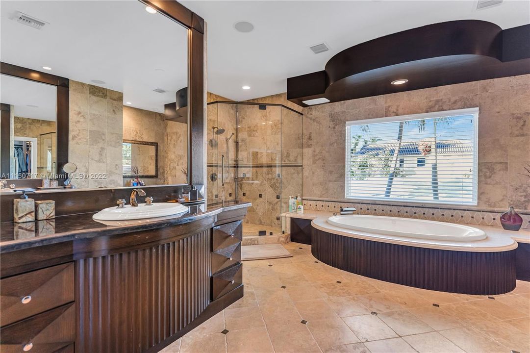 最近售出: $5,600,000 (6 贝兹, 5 浴室, 6254 平方英尺)