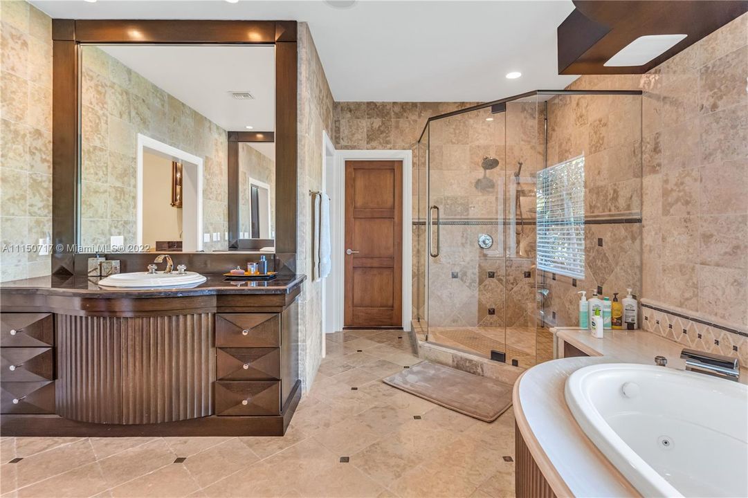 Недавно продано: $5,600,000 (6 спален, 5 ванн, 6254 Квадратных фут)