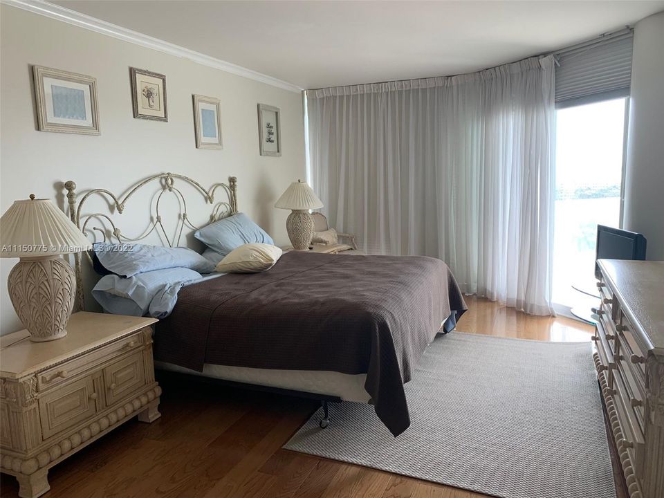 Recently Sold: $1,040,000 (2 beds, 2 baths, 1786 Square Feet)