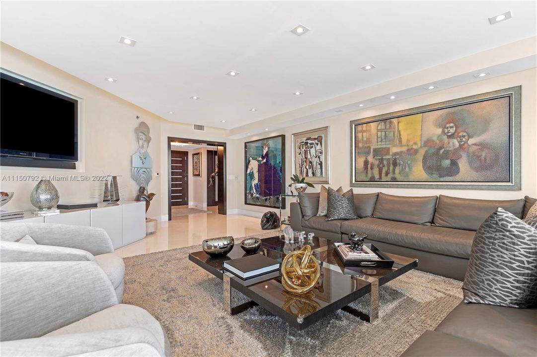 Recently Sold: $3,299,000 (3 beds, 3 baths, 3062 Square Feet)