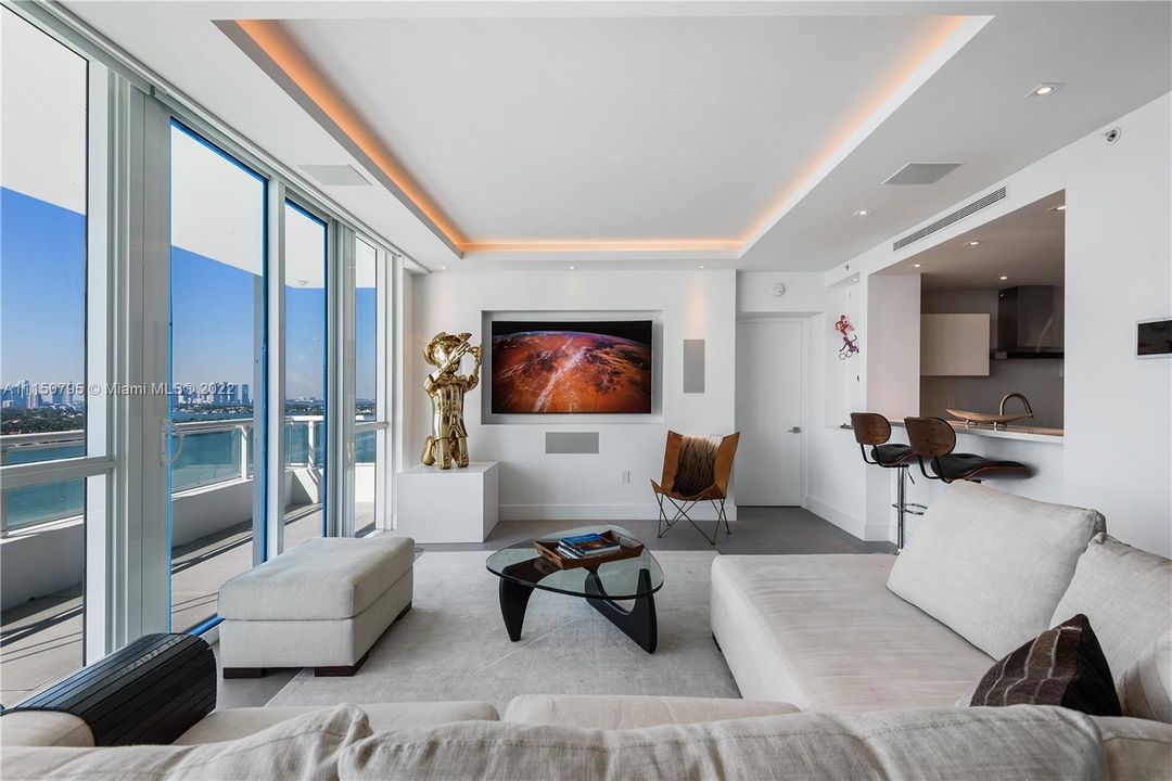 Recently Sold: $2,395,000 (2 beds, 3 baths, 1929 Square Feet)