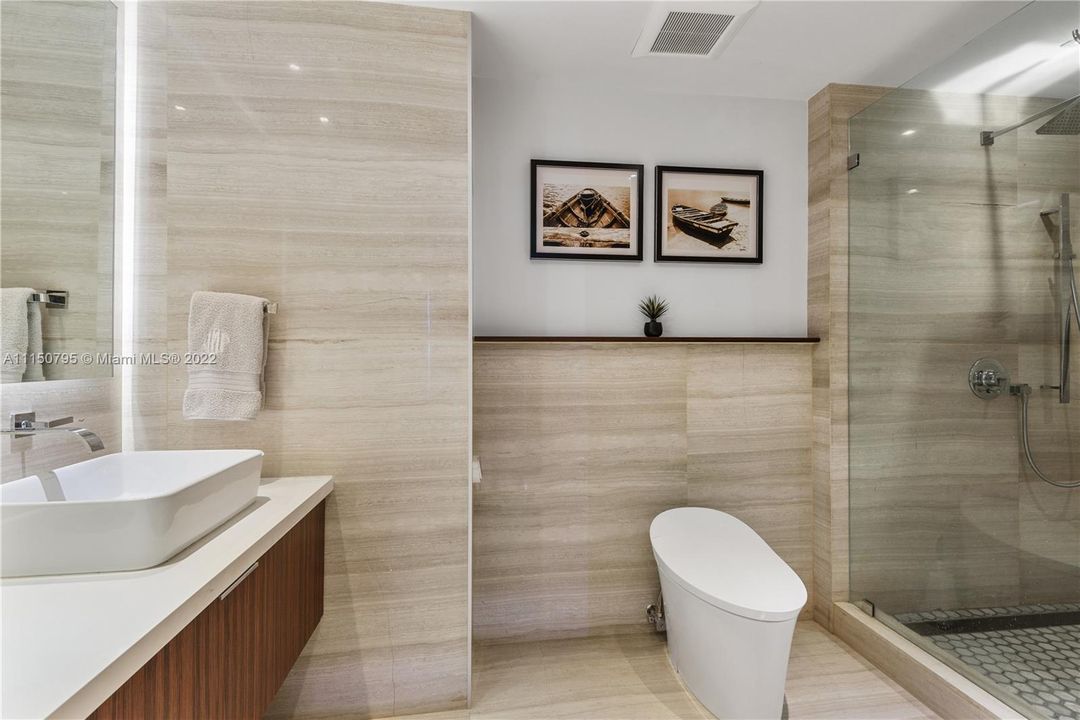 最近售出: $2,395,000 (2 贝兹, 3 浴室, 1929 平方英尺)