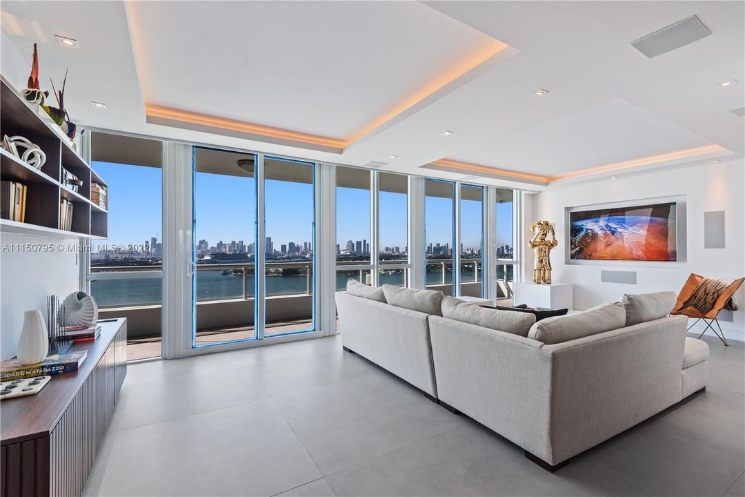 Recently Sold: $2,395,000 (2 beds, 3 baths, 1929 Square Feet)