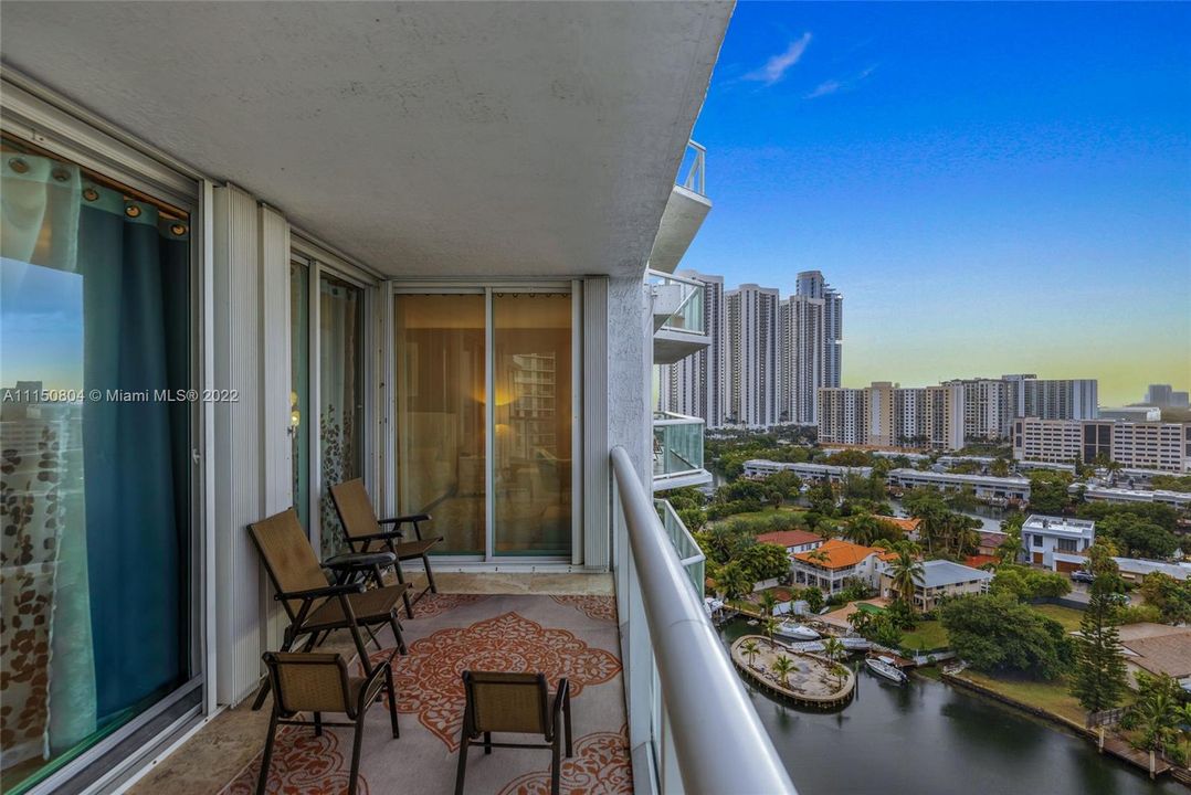 Recently Sold: $850,000 (2 beds, 2 baths, 1566 Square Feet)