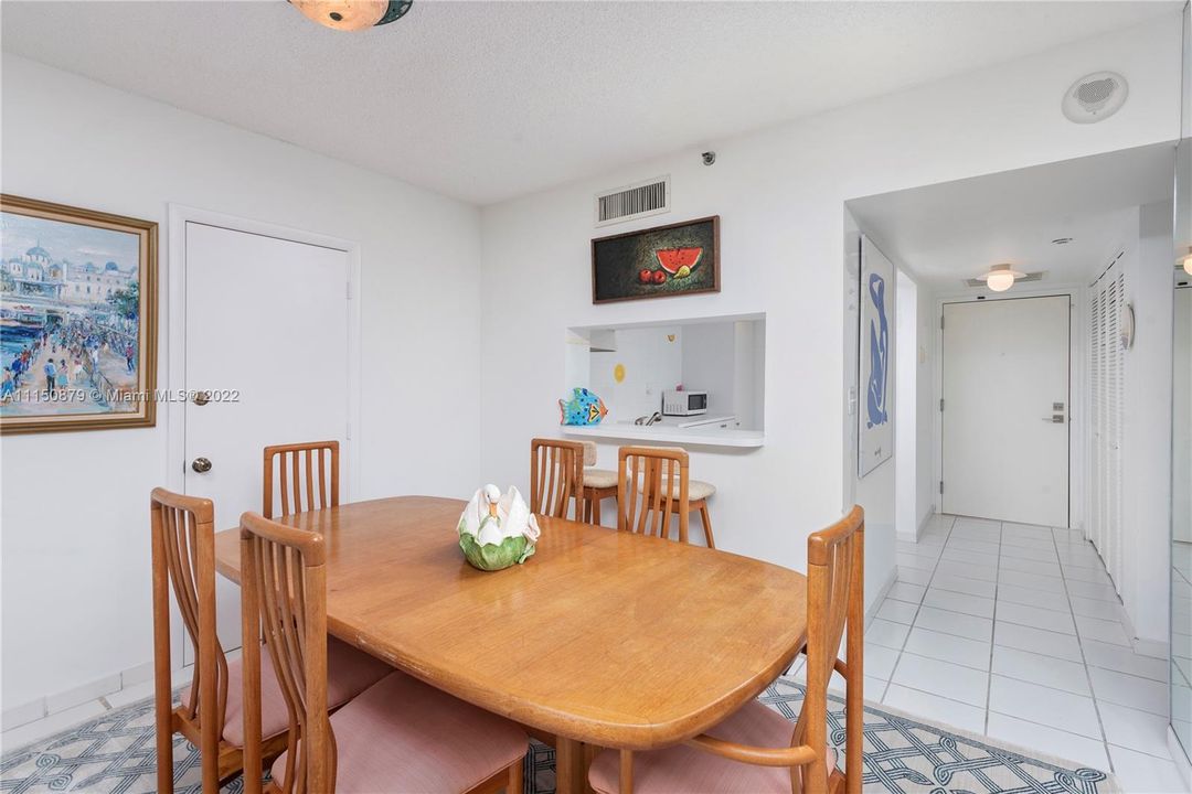 Recently Sold: $805,000 (2 beds, 2 baths, 1037 Square Feet)