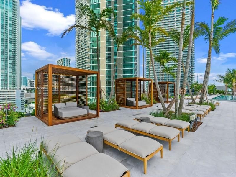 Recently Sold: $1,865,000 (3 beds, 3 baths, 1865 Square Feet)