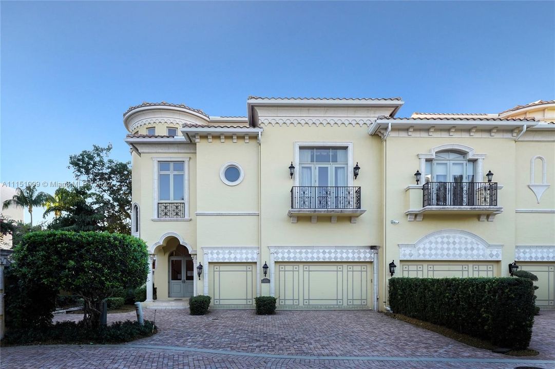 Recently Sold: $3,700,000 (5 beds, 6 baths, 7202 Square Feet)
