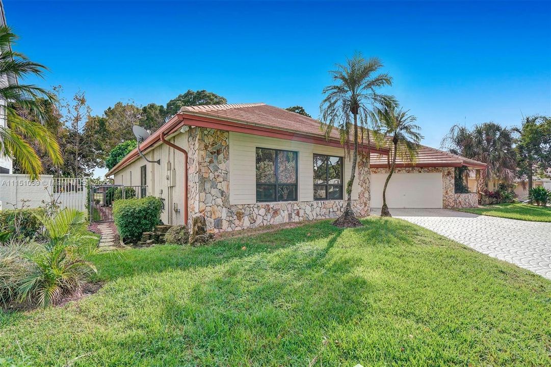 Recently Sold: $1,100,000 (4 beds, 3 baths, 3900 Square Feet)