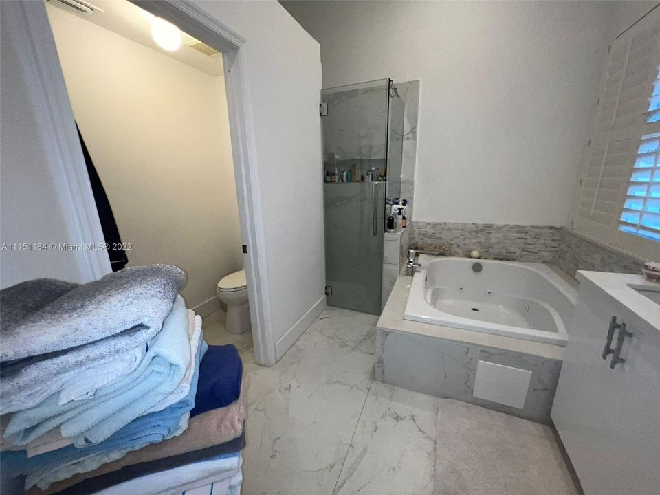 Недавно арендовано: $6,700 (4 спален, 3 ванн, 2422 Квадратных фут)
