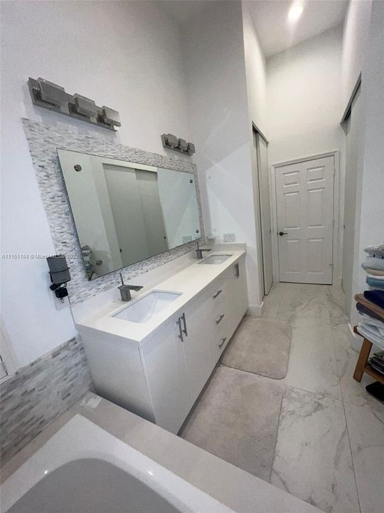 Недавно арендовано: $6,700 (4 спален, 3 ванн, 2422 Квадратных фут)