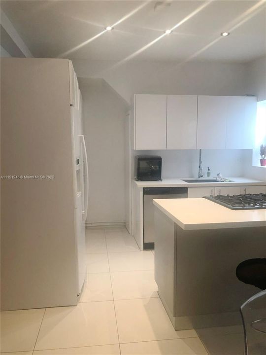 Recently Rented: $3,000 (2 beds, 2 baths, 978 Square Feet)