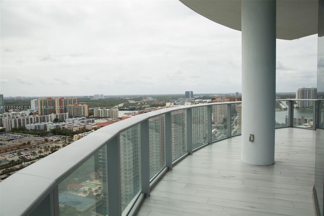Recently Sold: $2,500,000 (2 beds, 3 baths, 2070 Square Feet)