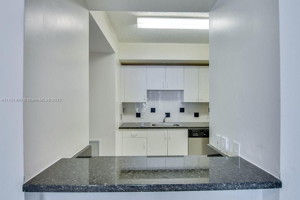 Recently Rented: $3,043 (1 beds, 1 baths, 851 Square Feet)