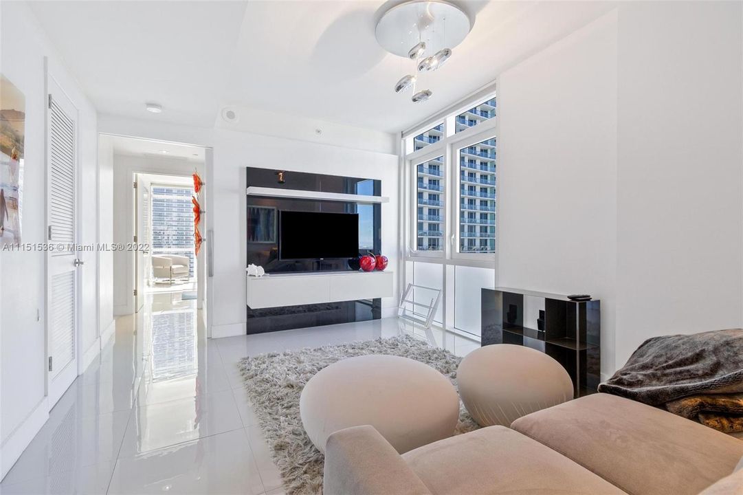Recently Sold: $2,799,000 (5 beds, 4 baths, 3163 Square Feet)