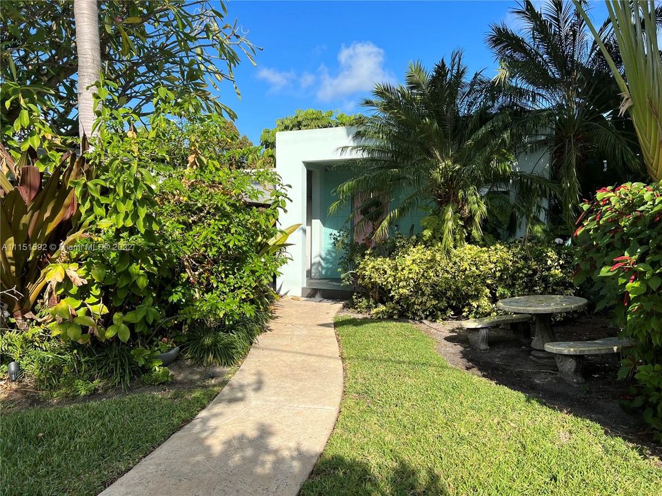 Recently Sold: $3,299,999 (3 beds, 2 baths, 1971 Square Feet)