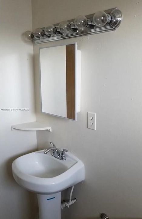 Recently Rented: $1,350 (2 beds, 1 baths, 840 Square Feet)