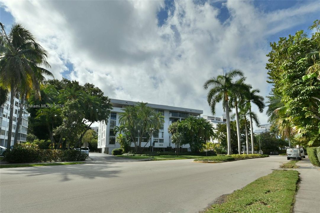 walkability is excellent here. Green space to walk your pet easily accessible and 2 minute walk to the BEACH!