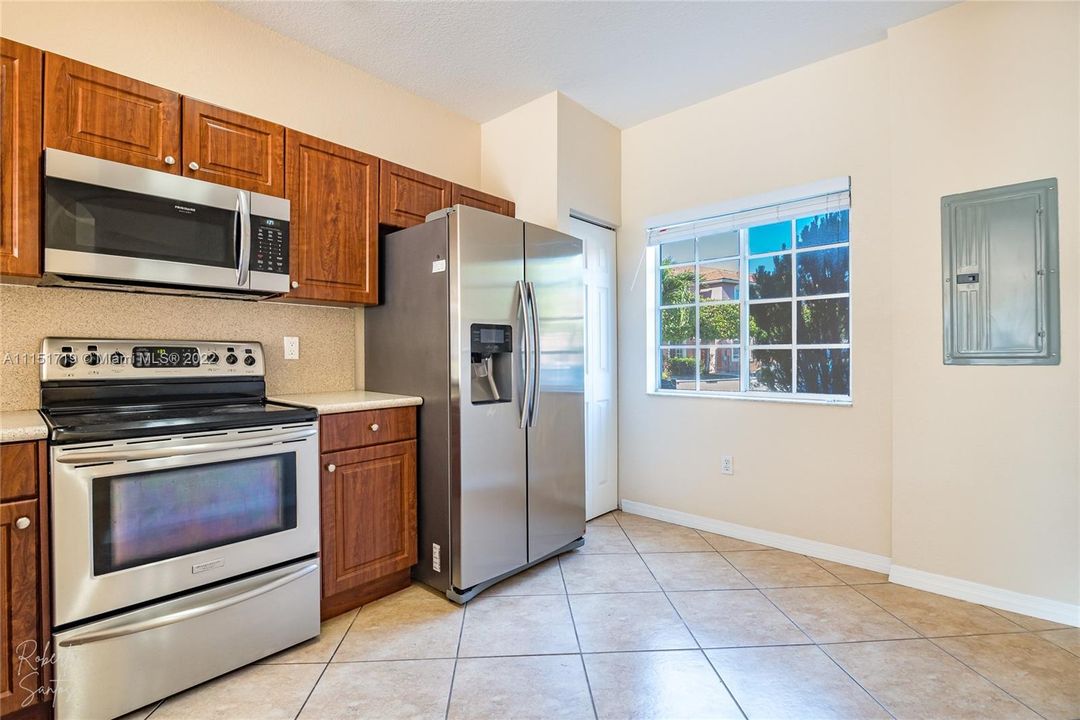 Recently Sold: $320,000 (2 beds, 2 baths, 1268 Square Feet)