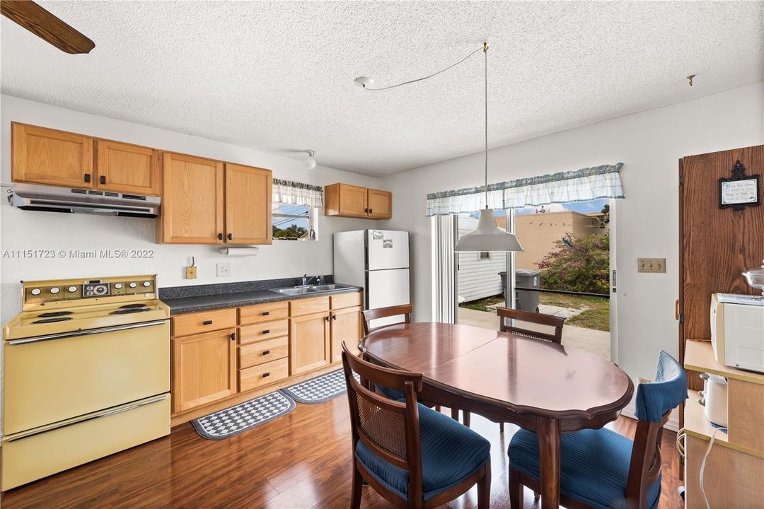 最近售出: $180,000 (1 贝兹, 1 浴室, 600 平方英尺)