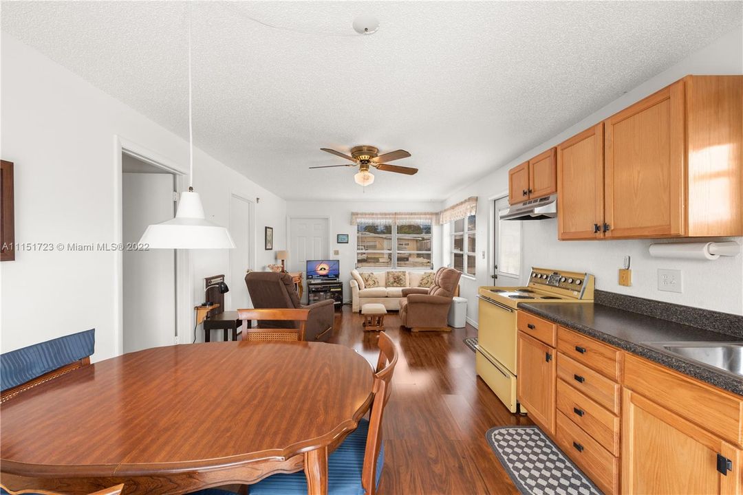 最近售出: $180,000 (1 贝兹, 1 浴室, 600 平方英尺)