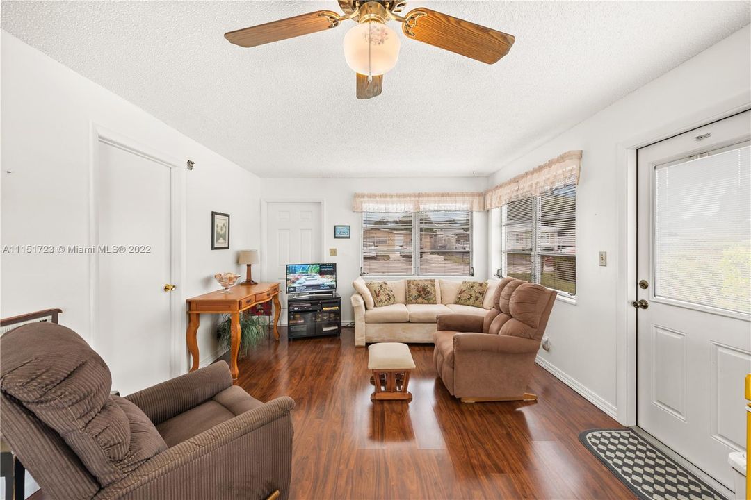 最近售出: $180,000 (1 贝兹, 1 浴室, 600 平方英尺)